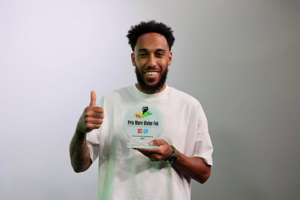 Aubameyang avec le prix Marc-Vivien Foé